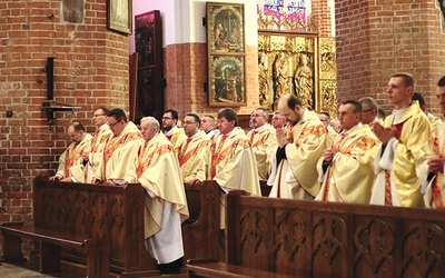 ▼	W sobotę 25 marca do katedry św. Mikołaja w Elblągu przybyli kapłani z wielu parafii naszej diecezji. 