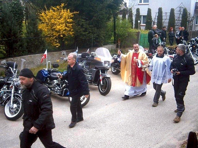 ▼	Poświęcenie pojazdów przed wyruszeniem w trasę.