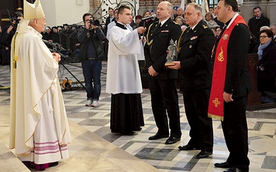 ▲	Strażacy podarowali diecezji figurę św. Floriana.