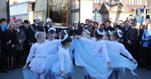 Dziewczęta tańczą przed wizerunkiem Matki Bożej Częstochowskiej
