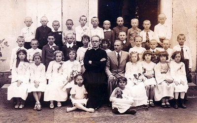 Pamiątkowe zdjęcie z grupą dzieci, które ks. Stanisław katechizował