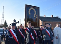 Młodzież z parafii w Osmolinie niesie ikonę jasnogórską w procesji