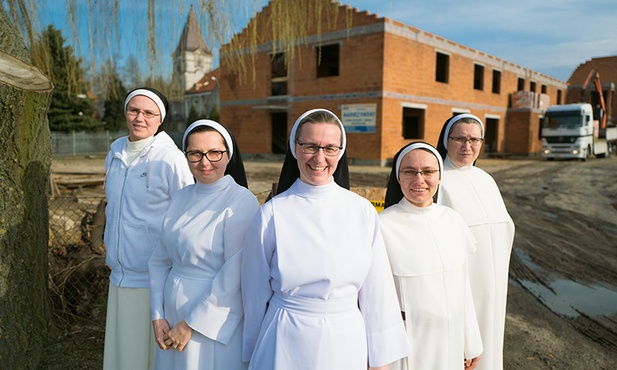 Siostry (od lewej): Tymoteusza, Róża, Eliza, Paula i Regina na budowie domu dla chłopców.