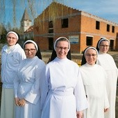 Siostry (od lewej): Tymoteusza, Róża, Eliza, Paula i Regina na budowie domu dla chłopców.