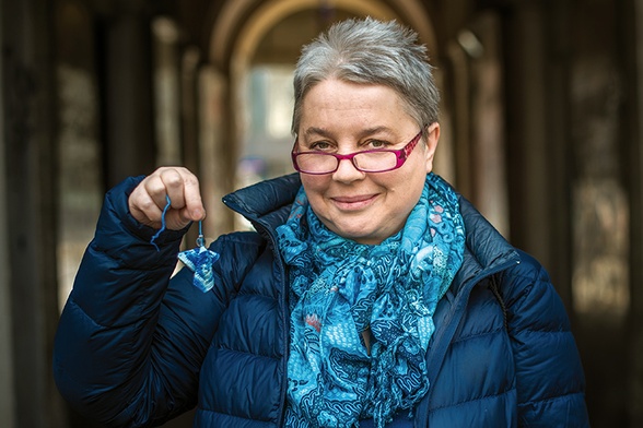 Ewa Gronkiewicz z aniołkiem z Ryżowego Szlaku. Dochód z ich sprzedaży jest przeznaczany na pomoc potrzebującym.