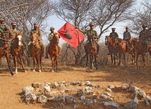 Co roku członkowie plemienia Herero gromadzą się na skraju pustyni Omaheke, aby upamiętnić początek ludobójstwa z 1904 r.