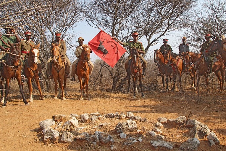 Co roku członkowie plemienia Herero gromadzą się na skraju pustyni Omaheke, aby upamiętnić początek ludobójstwa z 1904 r.