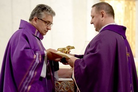 Ojciec franciszkanin wręczył na ręce proboszcza relikwie o. Michała i o. Zbigniewa.