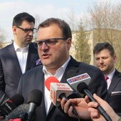 Prezydent Radosław Witkowski poinformował o nowej koncepcji zagospodarowania terenu. Z lewej Konrad Frysztak. Z prawej Jerzy Zawodnik, wiceprezydent