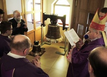 Bp Tadeusz Rakoczy pobłogosławił nowe dzwony na Górnym Borze