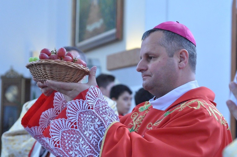 Darem ofiarnym bierzmowanych były m.in. owoce