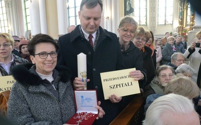 Przedstawiciele szpitali otrzymali 25 marca w radomskiej katedrze świecę i różaniec poświęcony w Fatimie