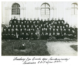▲	Archiwalne zdjęcie uczestników I Synodu Diecezji Sandomierskiej z 1923 r.