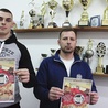 ▲	Sebastian Wieczorek, prezes „Wisły”, oraz Patryk Konopka prezentują plakaty akcji.