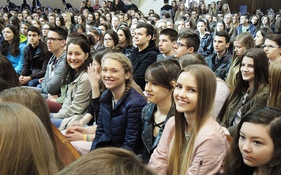 Uczniowie bielskich szkół ponadpodstawowych wzięłi udział w "Duchowej rEwolucji" w Aleksandrowicach