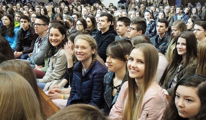 Uczniowie bielskich szkół ponadpodstawowych wzięłi udział w "Duchowej rEwolucji" w Aleksandrowicach