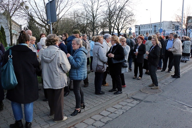 Za krzyżem ulicami parafii