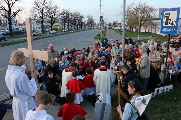 Za krzyżem ulicami parafii