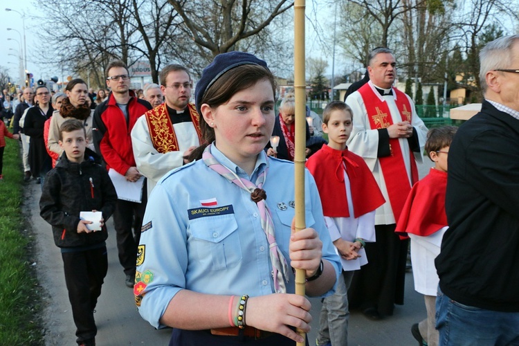 Za krzyżem ulicami parafii