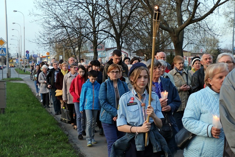 Za krzyżem ulicami parafii