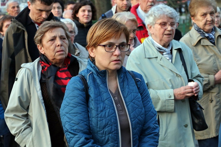 Za krzyżem ulicami parafii