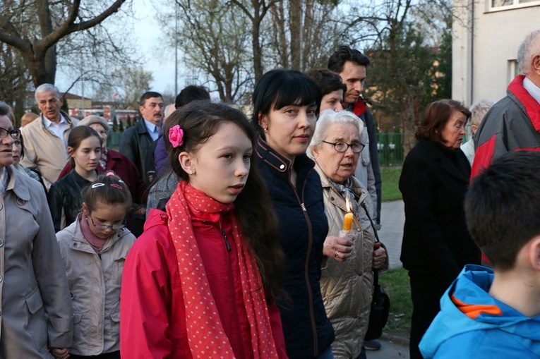 Za krzyżem ulicami parafii