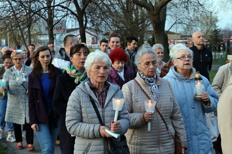 Za krzyżem ulicami parafii