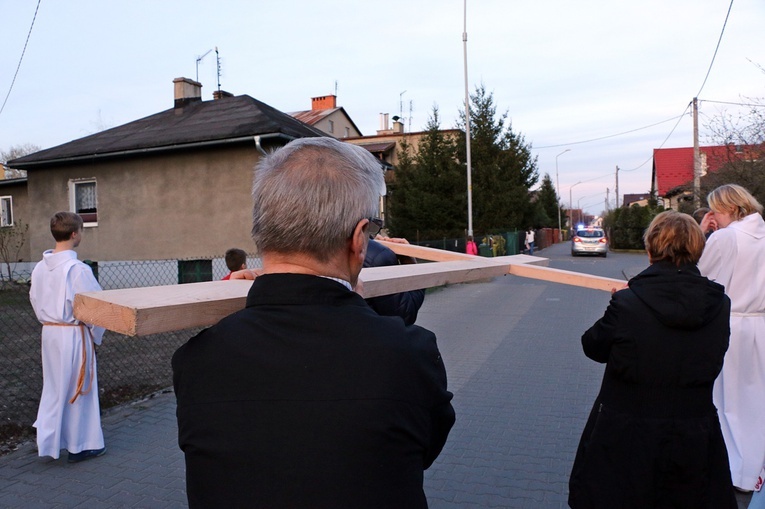 Za krzyżem ulicami parafii