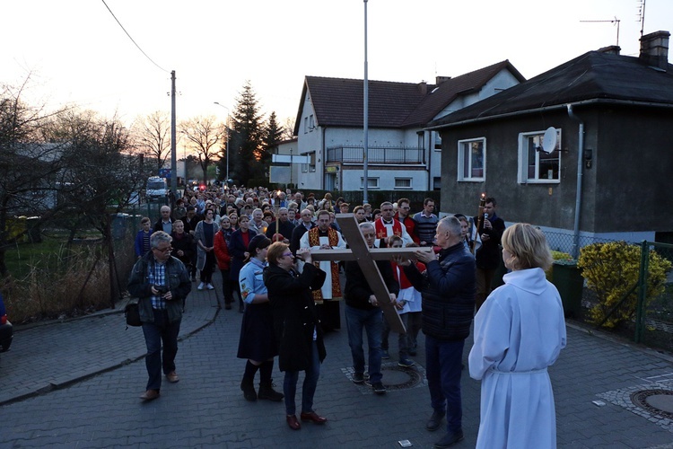 Za krzyżem ulicami parafii