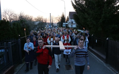 Za krzyżem ulicami parafii