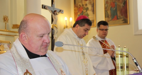 Sympozjum rozpoczęła Msza św. koncelebrowana, której przewodniczył bp Wojciech Osial