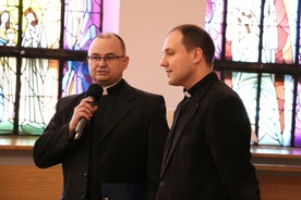 Ks. Stanisław Piekielnik, koordynator kursu, przedstawia jego uczestnikom wykładowcę ks. Tomasza Herca