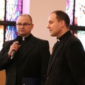 Ks. Stanisław Piekielnik, koordynator kursu, przedstawia jego uczestnikom wykładowcę ks. Tomasza Herca