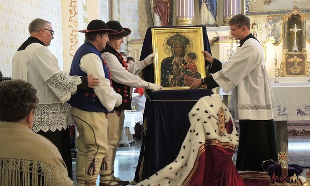 Górale i proboszczowie: emerytowany ks. Franciszek Warzecha i obecny ks. Ryszard Grabczyk umieszczają obraz na tronie