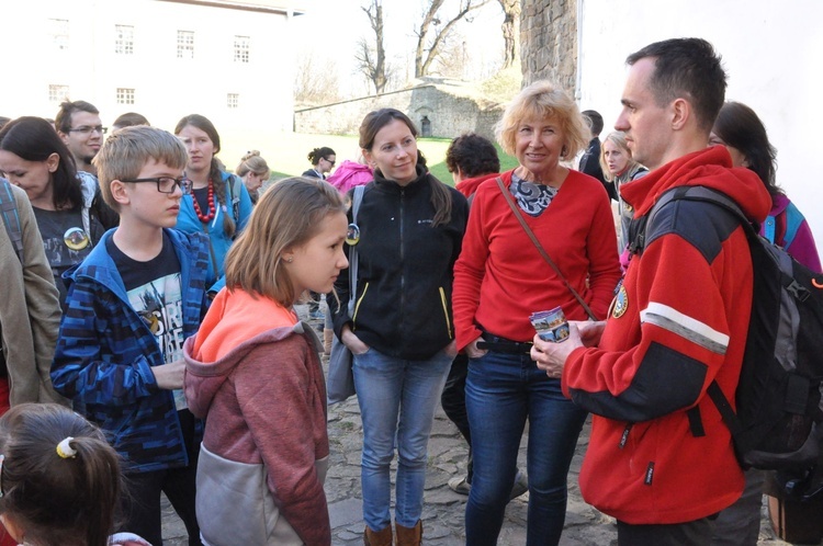 Piotr Firlej z uczestnikami Korony Pogórza na wiśnickim zamku