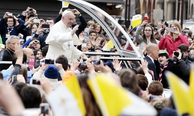 Franciszek: Maryi ofiarujmy nasze radości, nasze smutki i nasze nadzieje