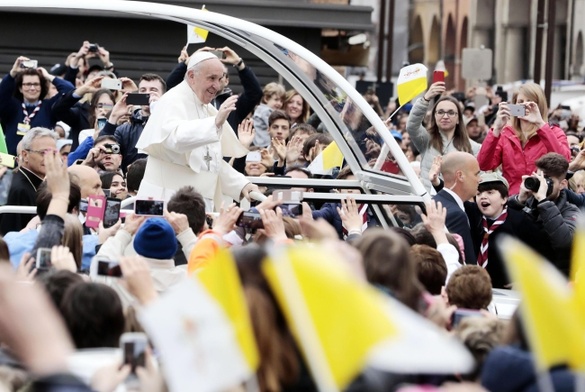 Franciszek: Maryi ofiarujmy nasze radości, nasze smutki i nasze nadzieje