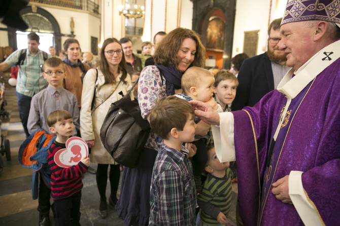 Kardynał Nycz pobłogosławił wszystkie dzieci