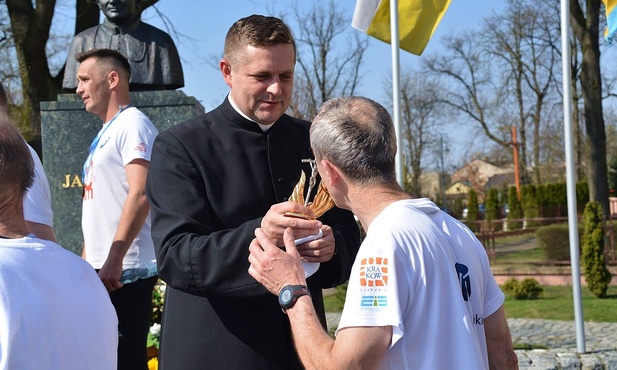 Biegacze oddali cześć św. papieżowi