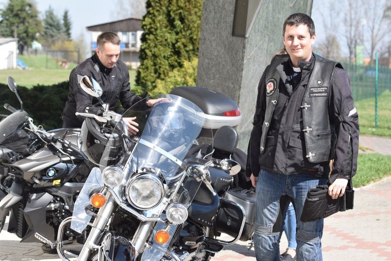 ks. Daniel Kapłon, wikariusz świdnickiej parafii, również jeździ na motorze.