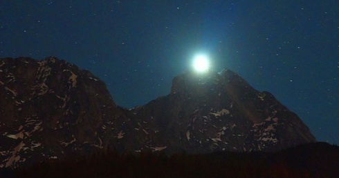 Krzyż na Giewoncie podświetlony