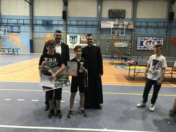 Laureaci turnieju tenisa stołowego służby liturgicznej