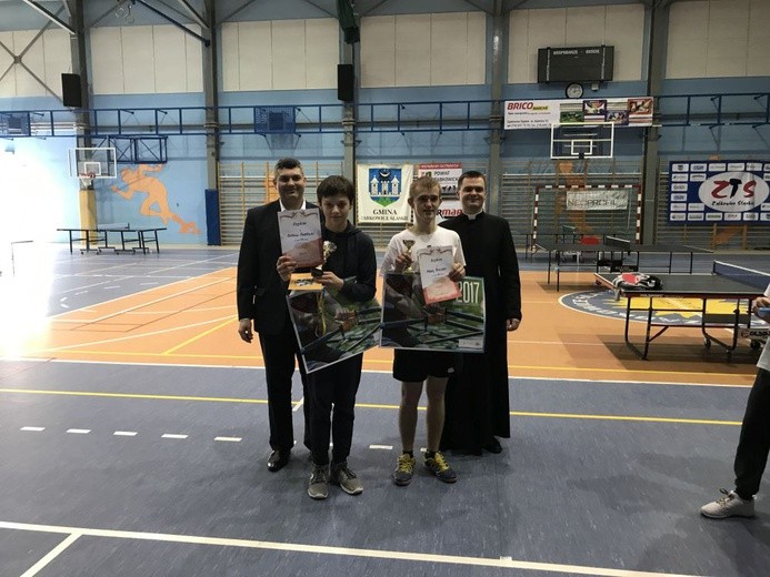 Laureaci turnieju tenisa stołowego służby liturgicznej