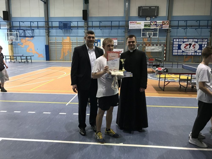 Laureaci turnieju tenisa stołowego służby liturgicznej