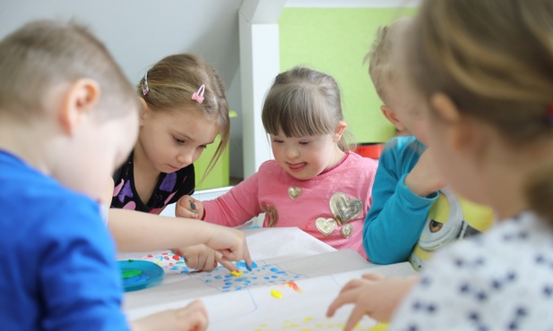 Dzieci świetnie rozumieją, że choć czasem trochę inaczej wyglądają czy się się zachowują, to tak samo chcą być kochane...