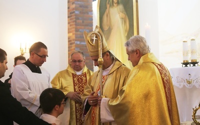 Podczas powitalnej Eucharystii bp Pindel udzielił młodzieży sakramentu bierzmowania