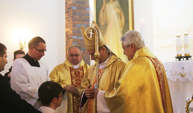 Podczas powitalnej Eucharystii bp Pindel udzielił młodzieży sakramentu bierzmowania