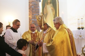 Podczas powitalnej Eucharystii bp Pindel udzielił młodzieży sakramentu bierzmowania