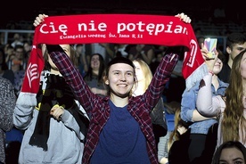 Młodzież na stadionie przekonywała, że teraz będzie pokazywać rówieśnikom piękno wiary.