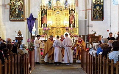 ▲	Uroczystą Eucharystię odprawił w malborskim kościele  św. Jana Chrzciciela biskup elbląski Jacek Jezierski. W nabożeństwie uczestniczyli parafianie, grupy parafialne, a także władze miasta.